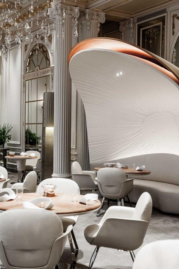 La salle à manger contemporaine du restaurant Alain Ducasse au Plaza Athénée © Pierre Monetta