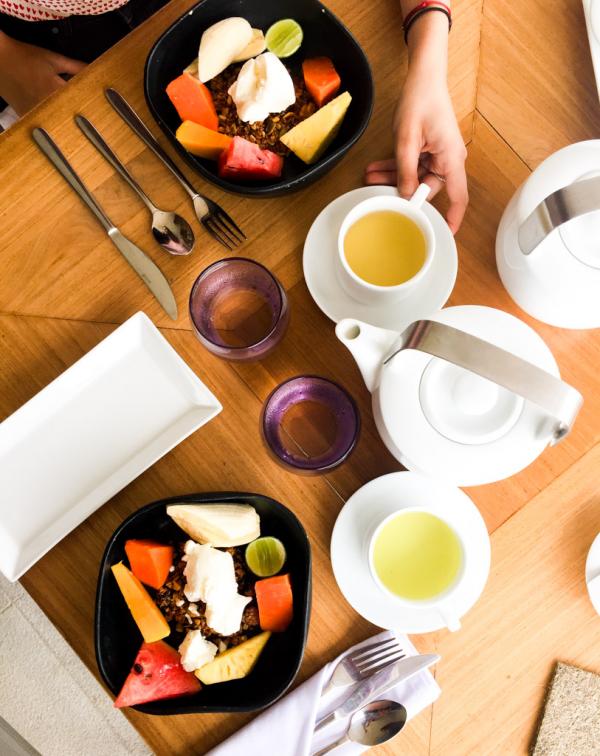 Le petit-déjeuner commence toujours avec un curd, yaourt sri lankais, accompagné de fruits frais © Constance Lugger 