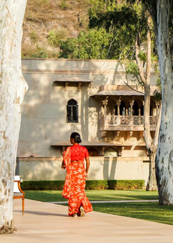 Le staff féminin de l'Amanbagh porte le sari, la tenue indienne traditionnelle © YONDER.fr