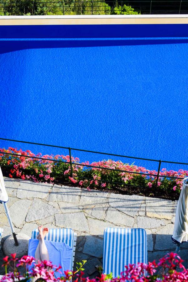 Au bord de la piscine, tout est bleu... © MB | YONDER.fr