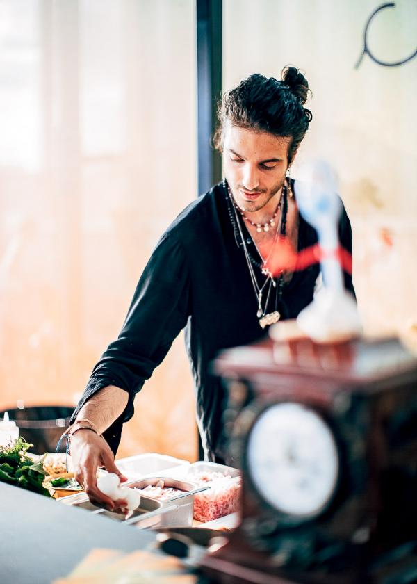 Le chef Julien Sebbag a imaginé la cuisine végétarienne à la carte de Créatures © Saint-Ambroise