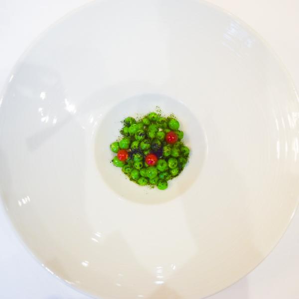 Petits pois, menthe, crème citronnée et groseille : une mise en bouche fraîche et simple © Yonder.fr