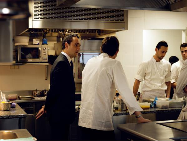 En cuisine avec Antoine Pétrus, sommelier et Directeur de la Restauration du Clarence © Le Clarence