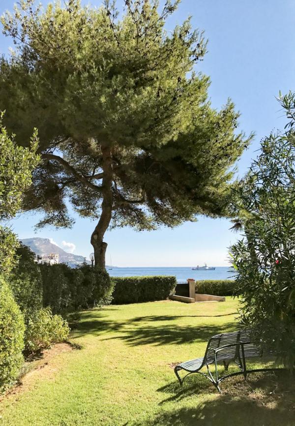 Derrière l'Orangerie, une villa annexe à l'hôtel, le jardin s'ouvre sur la mer © Yonder.fr