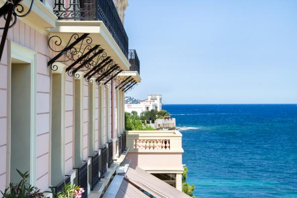 Derrière la façade du Royal Riviera, on aperçoit la silhouette de la Villa Kérylos © Royal Riviera