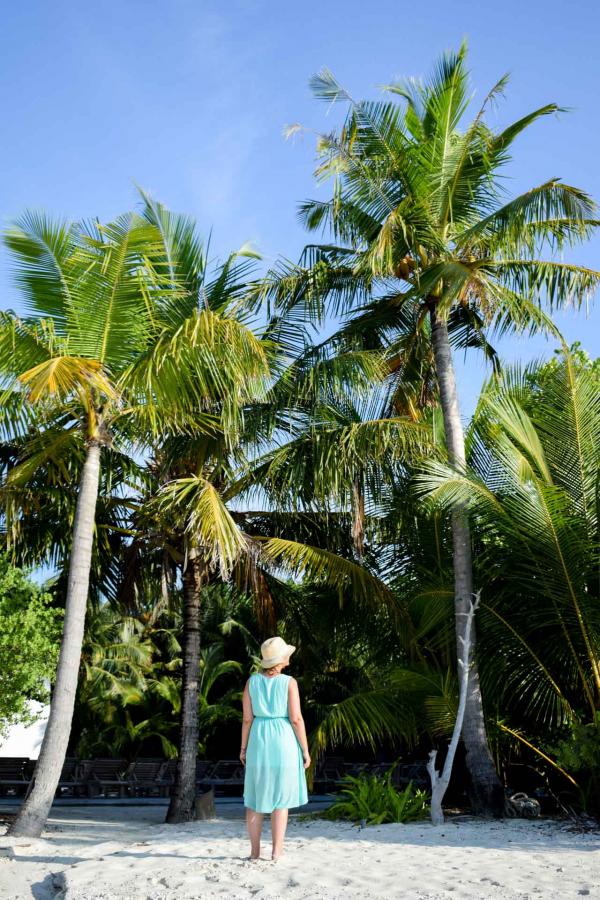 Palmiers, ciel bleu, eau turquoise : le décor idyllique, partout sur l'île de Soneva Fushi © YONDER.fr