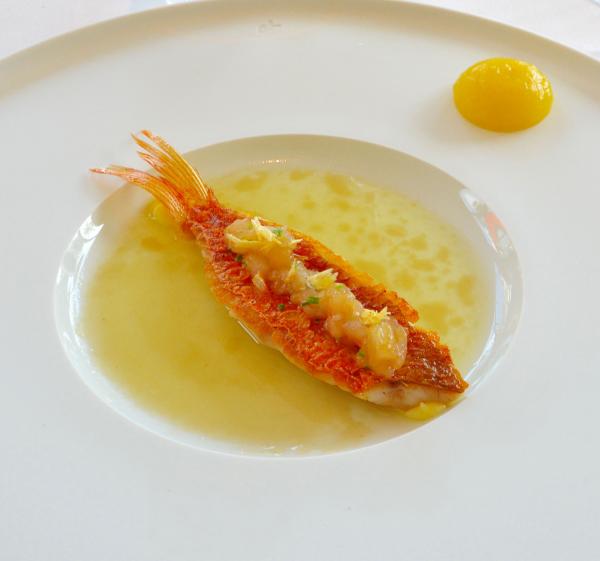 Rouget à la plancha, cuit et cru, condiment ananas, vinaigre à la verveine © Emmanuel Laveran