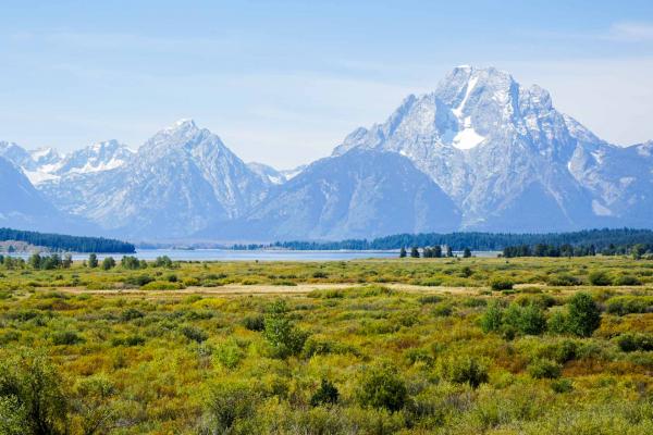 Vue les sommets du Grand National Park depuis le Jackson Lake Lodge © YONDER.fr