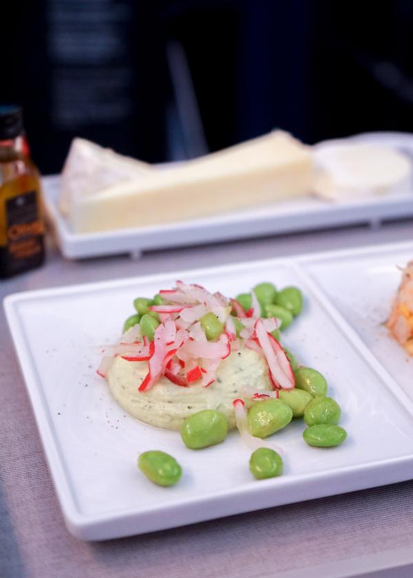 L'entrée servie au départ de Paris (Tartare de crevettes, crème de petits pois au citron et gingembre) © YONDER.fr