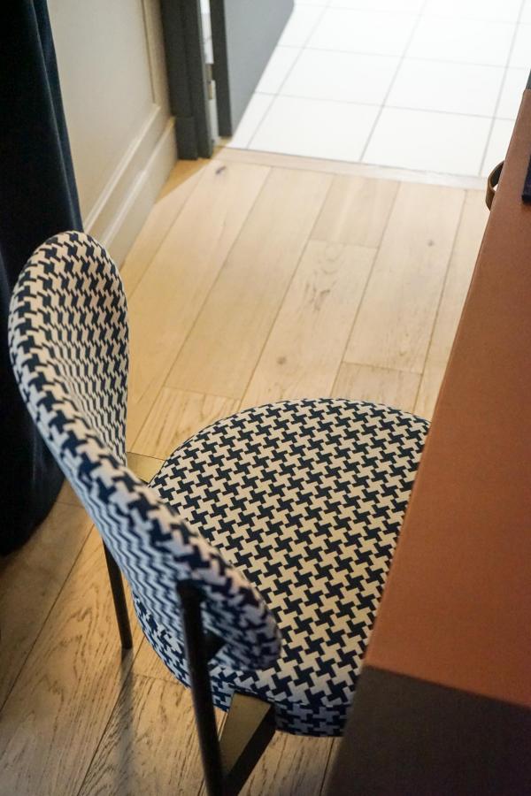 Tissu pied-de-poule utilisé pour les assises de chaises © YONDER.fr