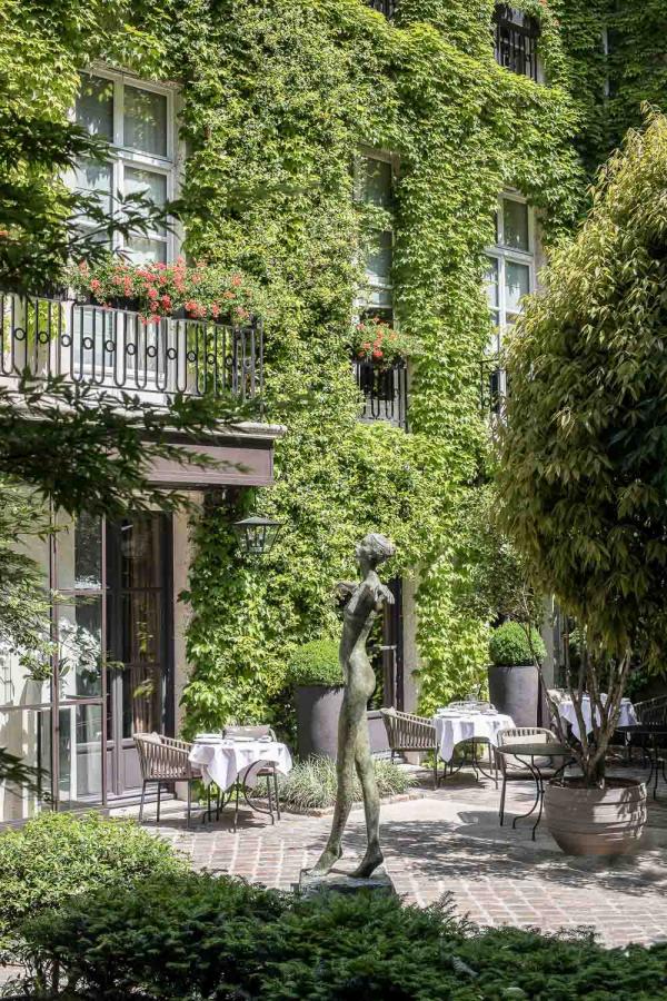 Le restaurant Anne au Pavillon de la Reine, côté terrasse © DR