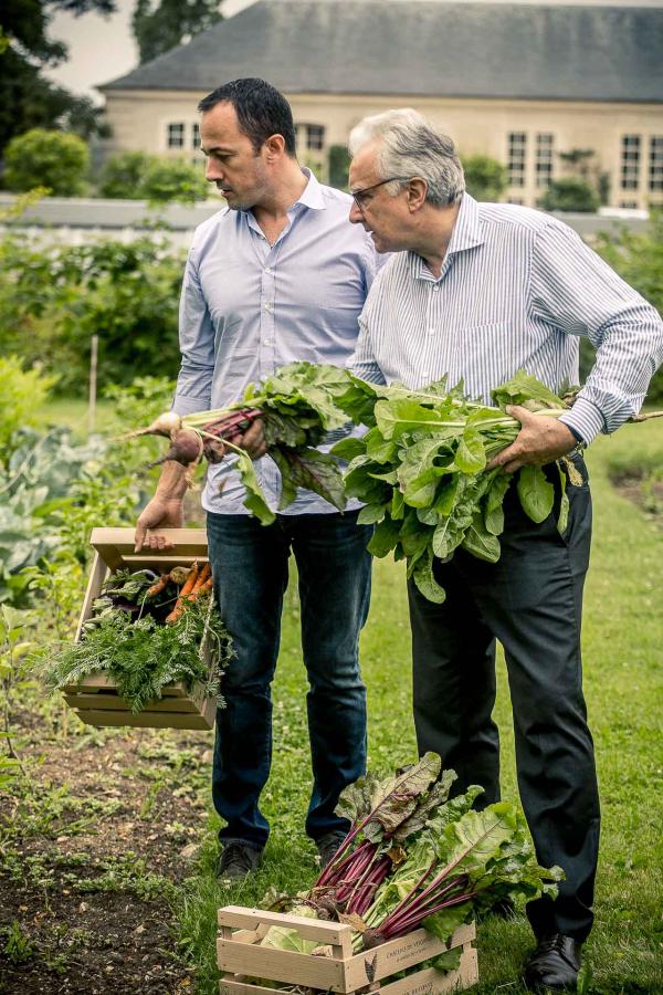 Alain Ducasse et Romain Meder au Potager de la Reine, à Versailles © Guillaume Czerw