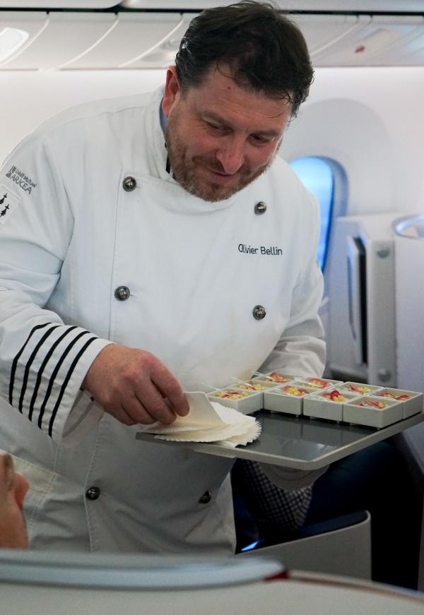 Olivier Bellin présente lui-même aux passagers la mise en bouche du repas © YONDER.fr