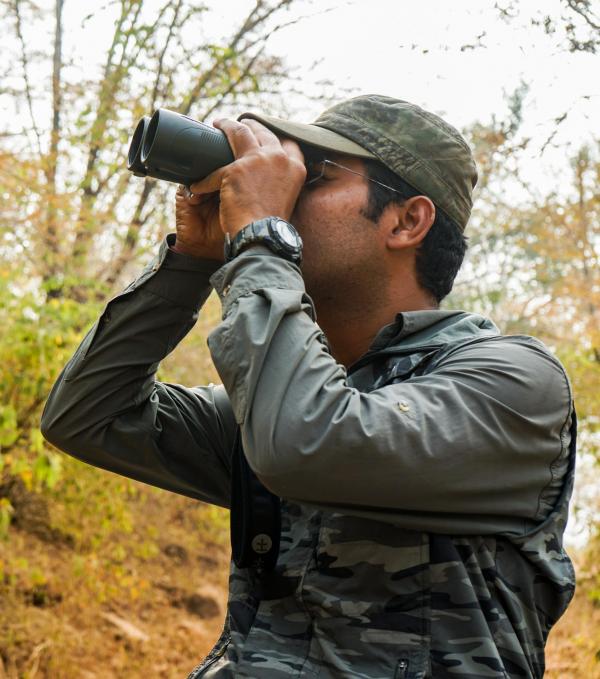 Pendant le safari, notre guide essaie de trouver les tigres du Bengale © YONDER.fr