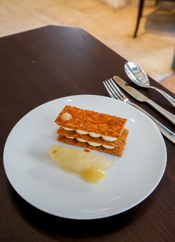 Millefeuille vanille, confiture poire-galanga © YONDER.fr