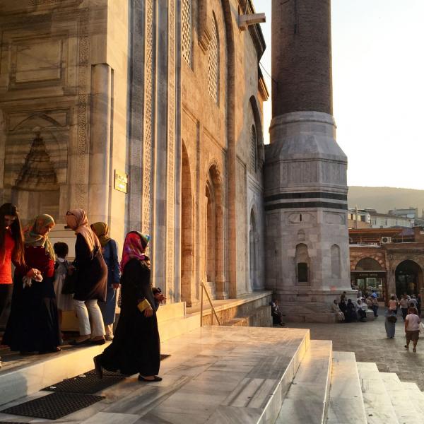 Devant Ulu Camii, la Grande Mosquée de Bursa © Yonder.fr