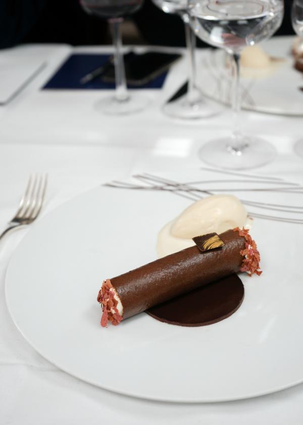 Un dessert de Michel Rostang : Cigare croustillant fait de tabac de la Havane, crème aérienne au cognac XO Hennessy © YONDER.fr