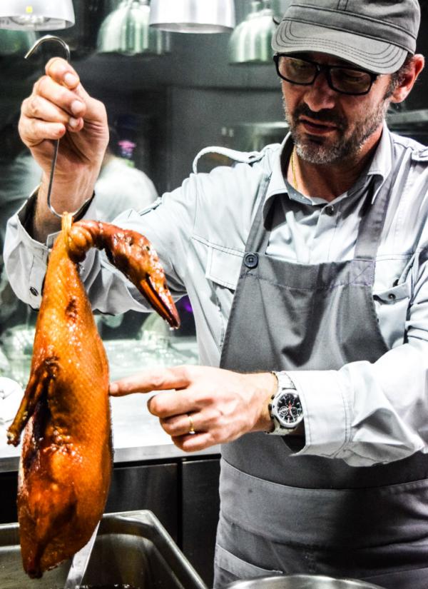 Paul Pairet travaille avec son second, Greg Robinson, sur la création d'un nouveau plat : un canard laquée au Coca-Cola © Yonder.fr