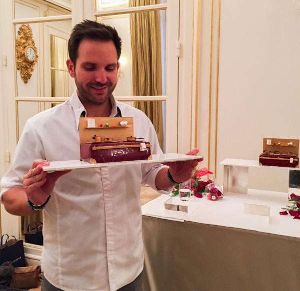 Christophe Michalak présente sa création dans les salons du Plaza Athénée.