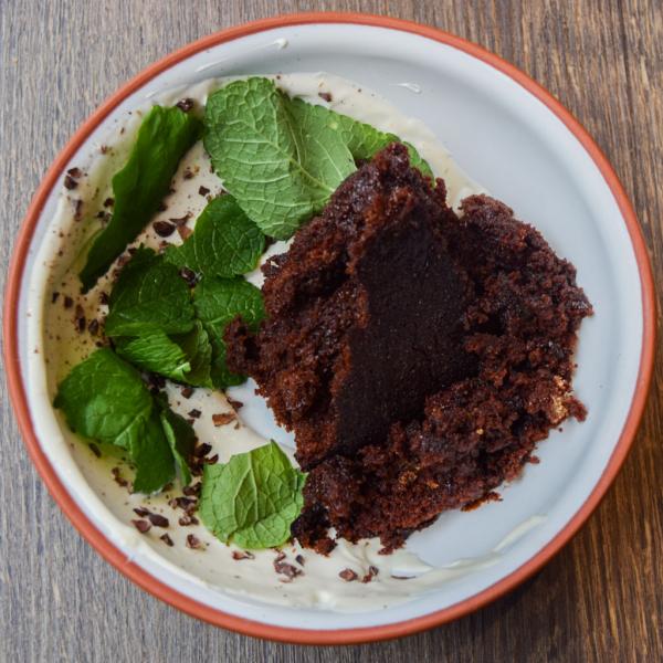 Gâteau au chocolat, crème épicée © Yonder.fr