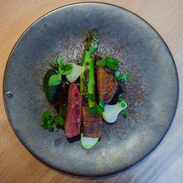 Pigeon, origan, asperge verte © Yonder.fr