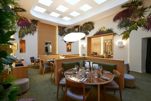 Décor végétal et lumière naturelle dans le restaurant © François Reinhart