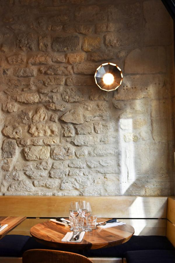 Pierres et bois dominent le décor du restaurant © Biondi