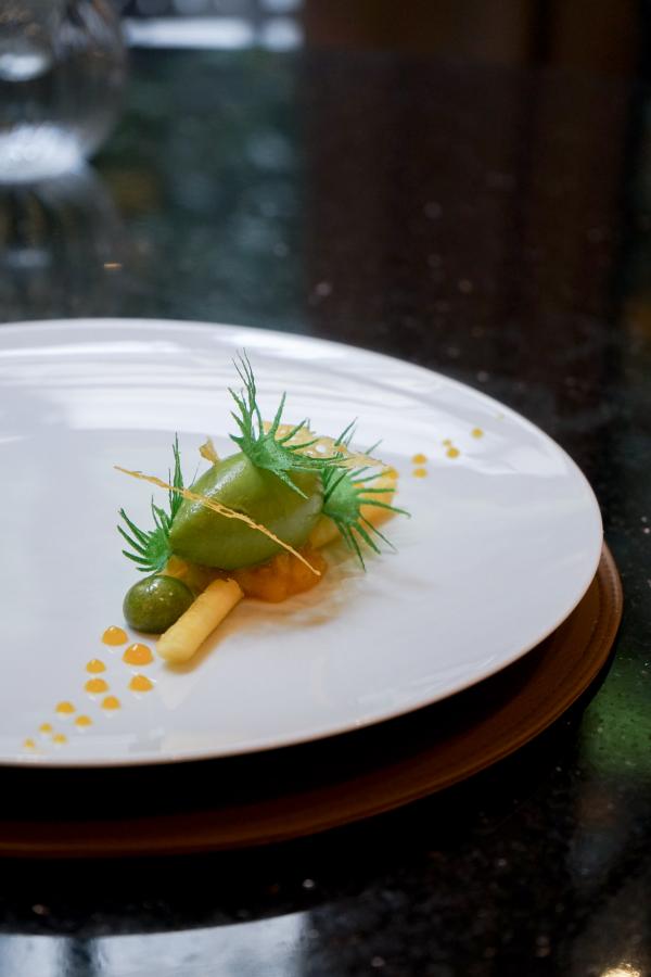 Shiso vert, ananas frais, sorbet, condiment ananas, sphérifications shiso © YONDER.fr