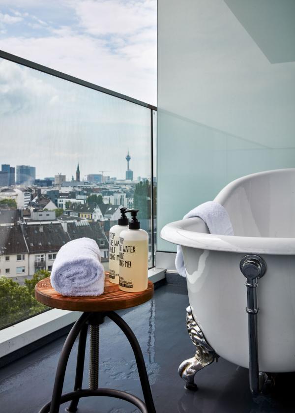 25hours Hotel Das Tour : baignoire sur le balcon dans les chambres Sky Medium+ © Steve Herud