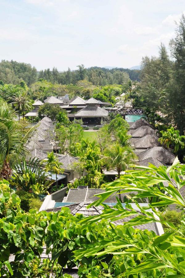 Vue de l'Anantara Layan, plongé dans la verdure tropicale © Constance Lugger