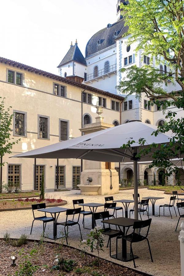 La terrasse arborée, attenante au restaurant Épona de l'InterContinental Lyon Hôtel-Dieu © YONDER.fr