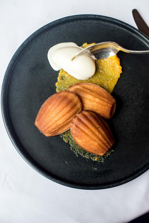 Le dessert de Mathieu Viannay : Madeleines tièdes au miel, glaces au fromage blanc © Pierre Lucet Penato