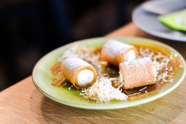 Gaufrettes servies sous forme de meules, garnies d’une crème pâtissière infusée au foin avec des cheveux d’ange et du caramel à la fleur de sel © Mélissa Leroux