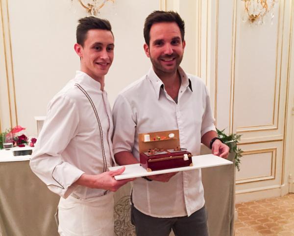 Le "sous" Alexandre Dufeu en compagnie du patron de la pâtisserie au Plaza, Christophe Michalak.