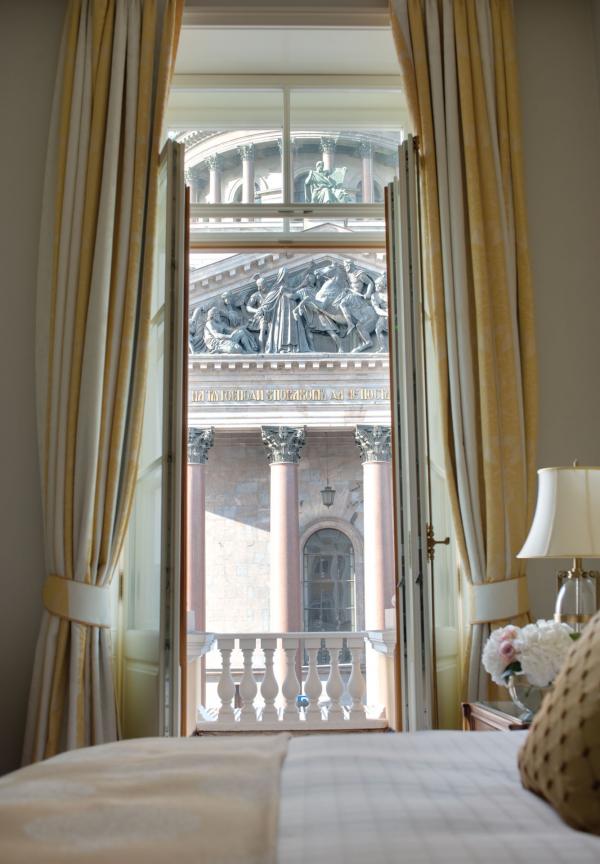 Chambre avec vue sur la Cathédrale Saint-Isaac © Four Seasons