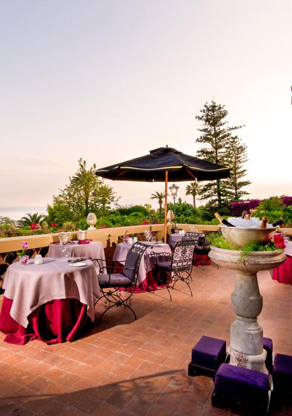 La terrasse du Principe Cerami, l'une des plus belles de Sicile, domine la baie de Taormina © San Domenico Palace