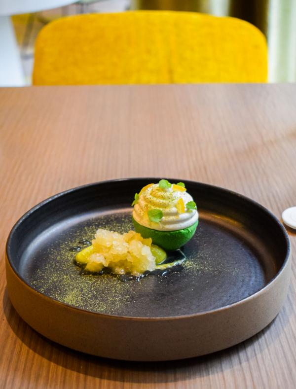 Crémeux citron, cœur d'avocat, chocolat blanc, écorce de yuzu, citron caviar, neige acidulée © YONDER.fr 