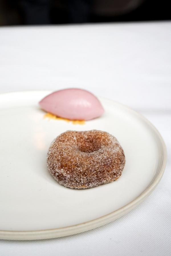 Donut, cranberry et crème glacée © YONDER.fr