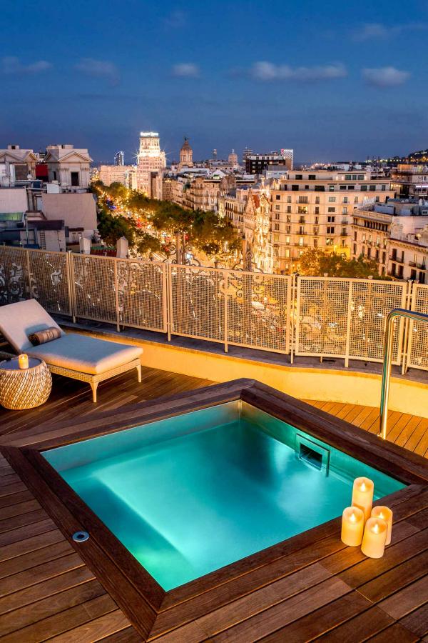 Majestic Hotel & Spa Barcelona - La terrasse avec jacuzzi du Royal Penthouse © DR