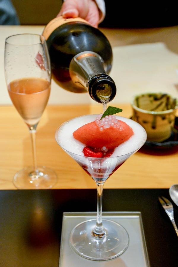 Nage de fraises en champagne et tapioca © YONDER.fr