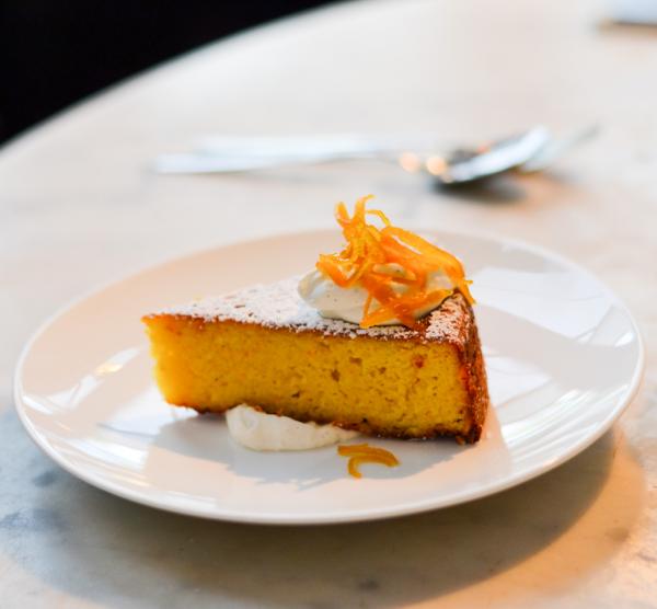 Gâteau à l’orange, crème fouettée et zestes d'orange confits © Mélissa Leroux