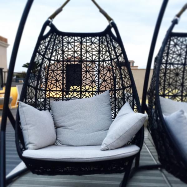 Le rooftop de l’Hôtel de Paris, lieu idéal pour se relaxer à l’heure de l’apéro | © Yonder.fr