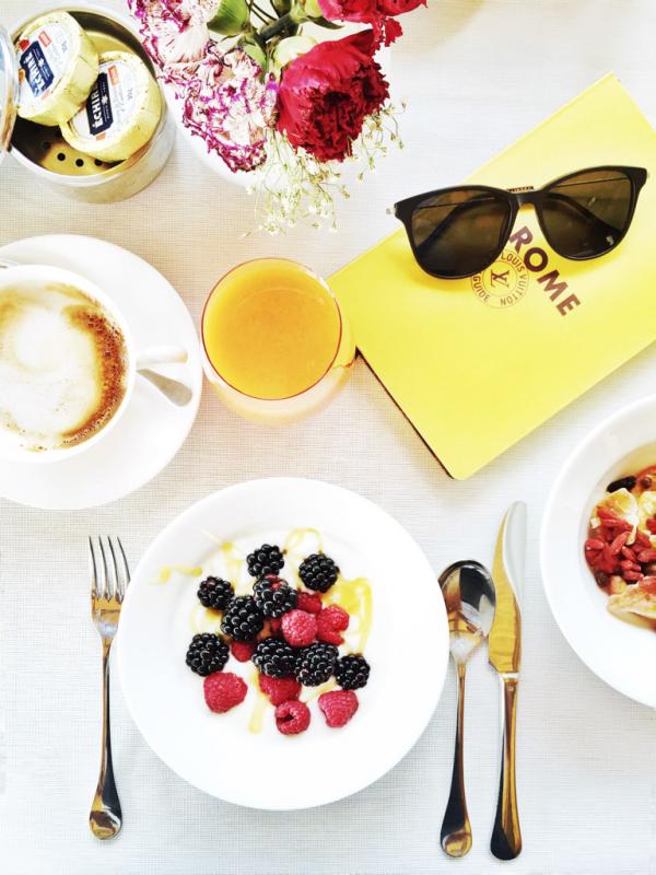 Petit-déjeuner chic pour bien commencer la journée sur la terrasse de l'hôtel © Yonder.fr