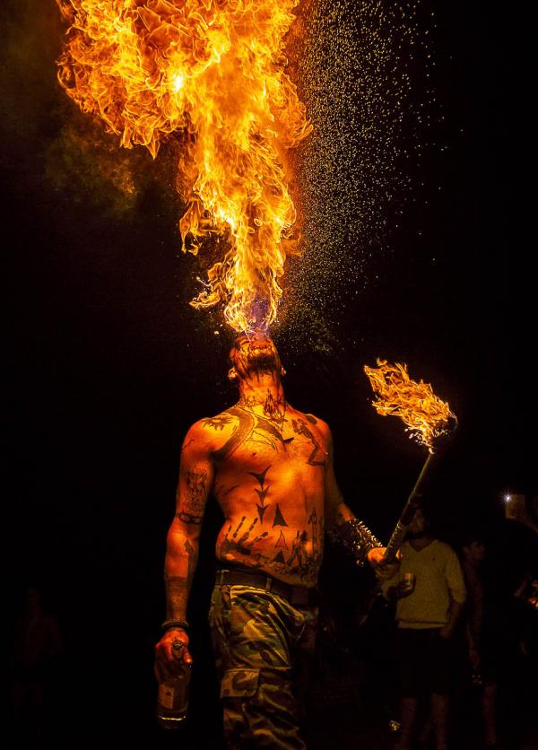 Cracheur de feu sur la plage d'Happy Bay © Geoffrey Hubbel