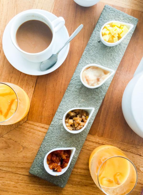 Au petit-déjeuner, des confitures faites maison avec des fruits frais sont servies avec de bons toast croustillants © Constance Lugger