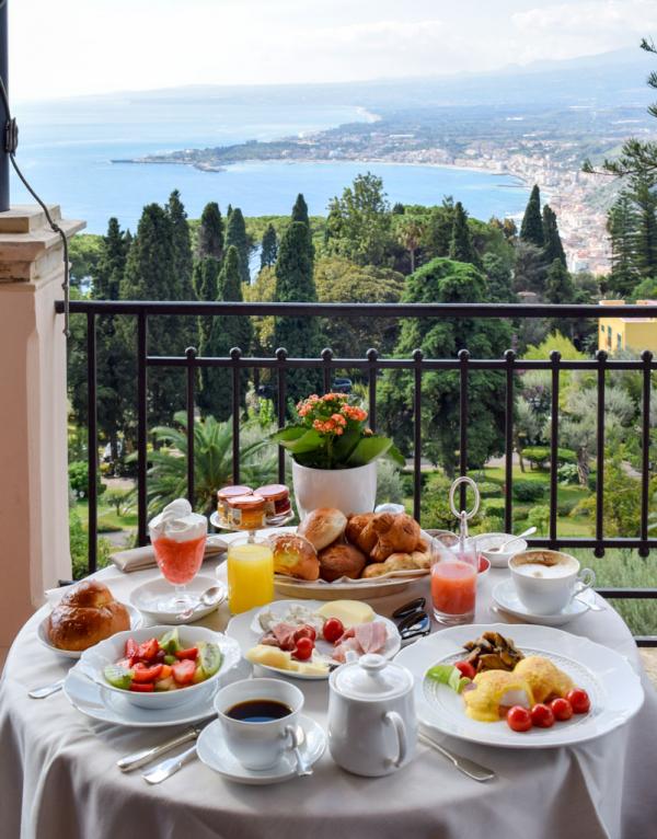 Petit-déjeuner avec vue © YONDER.fr