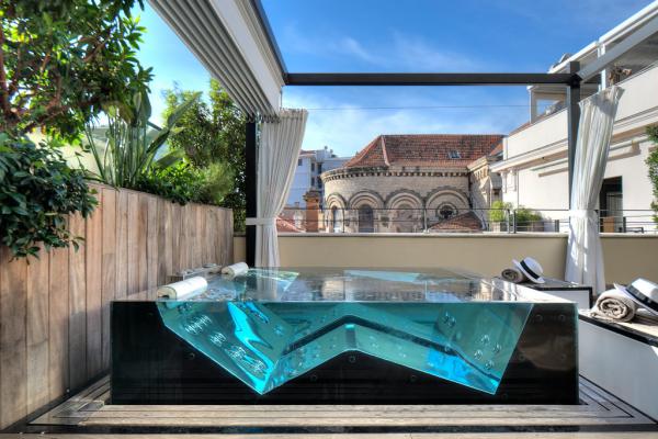 Jacuzzi en verre et inox sur la terrasse privative de la Suite Terrasse © Five Seas Hotel