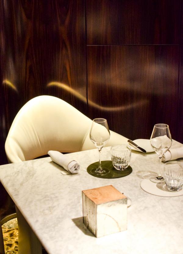 Les tables de marbre du restaurant ne sont pas nappées, ajoutant à la modernité de la salle © YONDER.fr