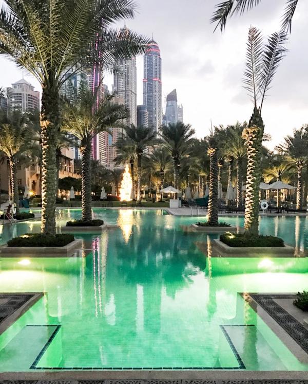 Derrière la piscine du Palace se profile l'impressionnante skyline de Dubai Marina © YONDER.fr