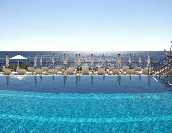 La piscine du Club Dauphin (Four Seasons Grand-Hôtel du Cap-Ferrat) est l'une des plus belles piscines d'hôtels d'Europe © Yonder.fr